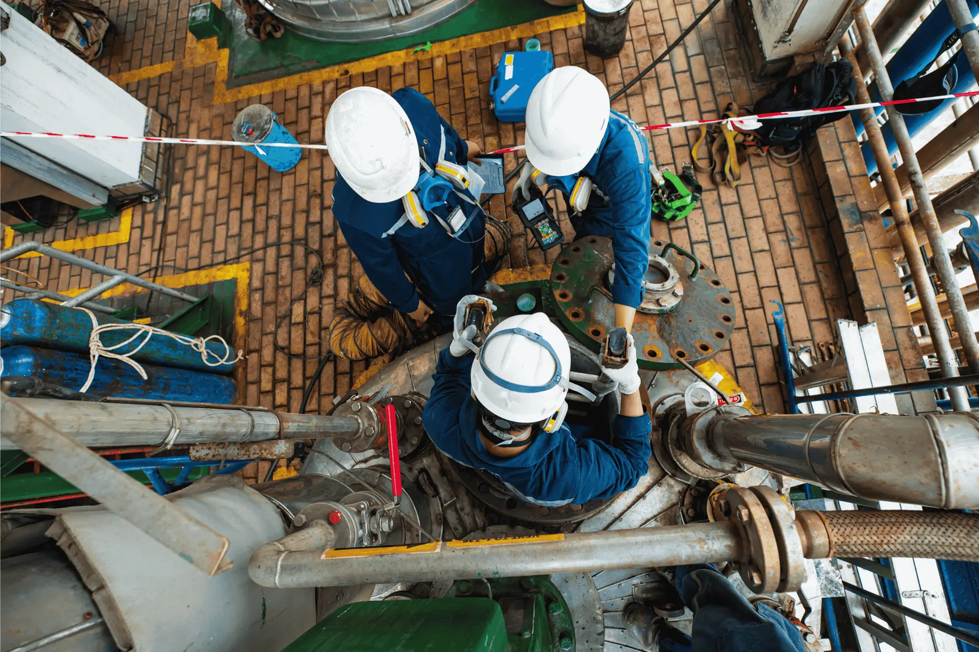 Tre operatori effettuano la prova di tenuta di una cisterna interrata